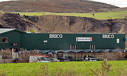 BRICO en la carretera JACA-SABIÑÁNIGO, a 3 minutos de la calle Mayor de Jaca. 